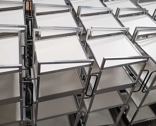 Kommissionierwagen stehen in der Reihe, fertig vorbereitet für den Transport. Optimal angepasste Wagentypen.